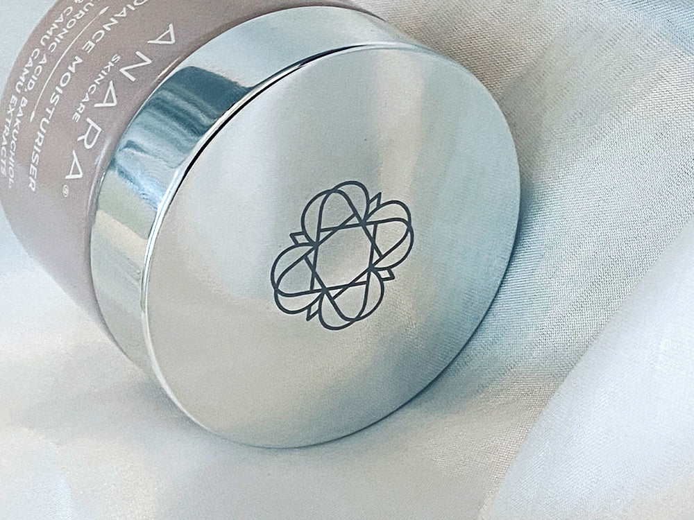 Radiance Moisturiser jar lid featuring the Anara logo