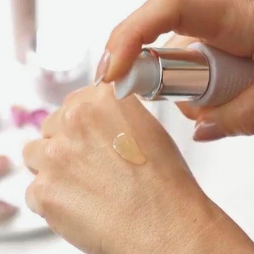 
                  
                    Hand applying Anara Skincare Replenishing Face Oil to another hand with a blurred background
                  
                