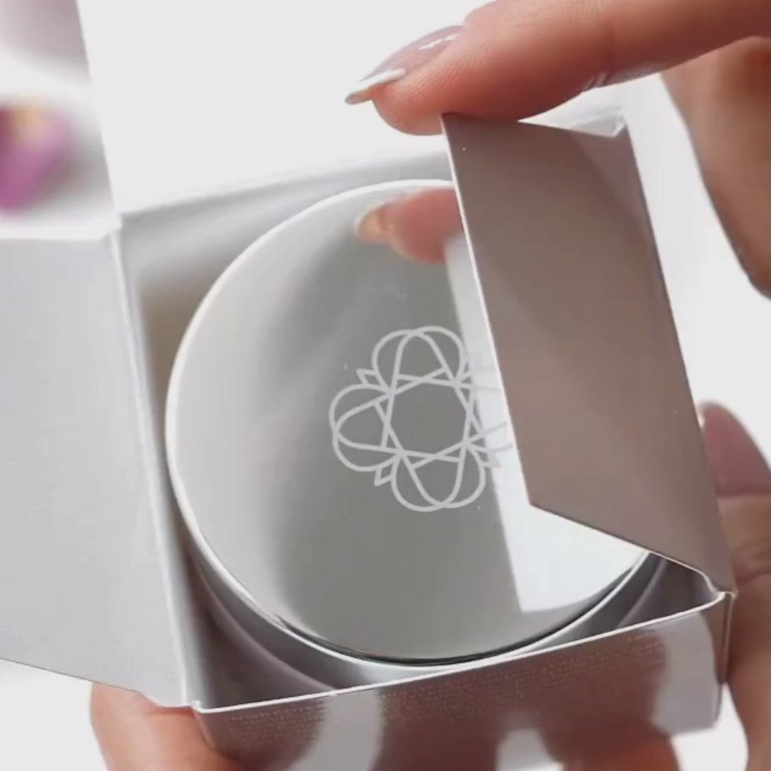 Anara Skincare Radiance Moisturiser Scoop & texture